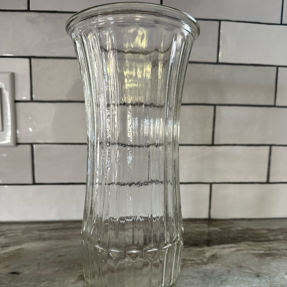Clear glass ribbed vase flower arrangement bouquet centerpiece 9.5”x5”